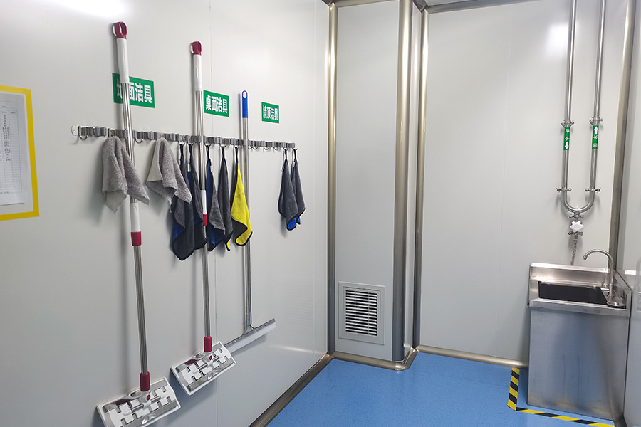 Toiletten- und Waschbeckenreinigungsraum